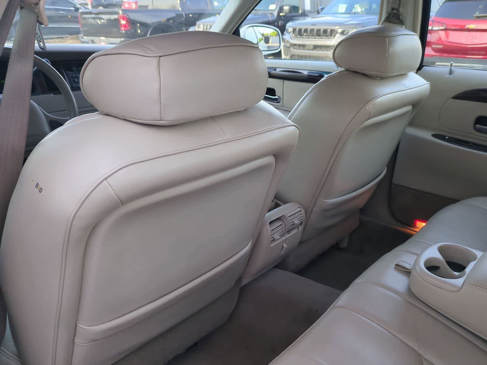 Used 2000 Lincoln Town Car Signature RWD image 17