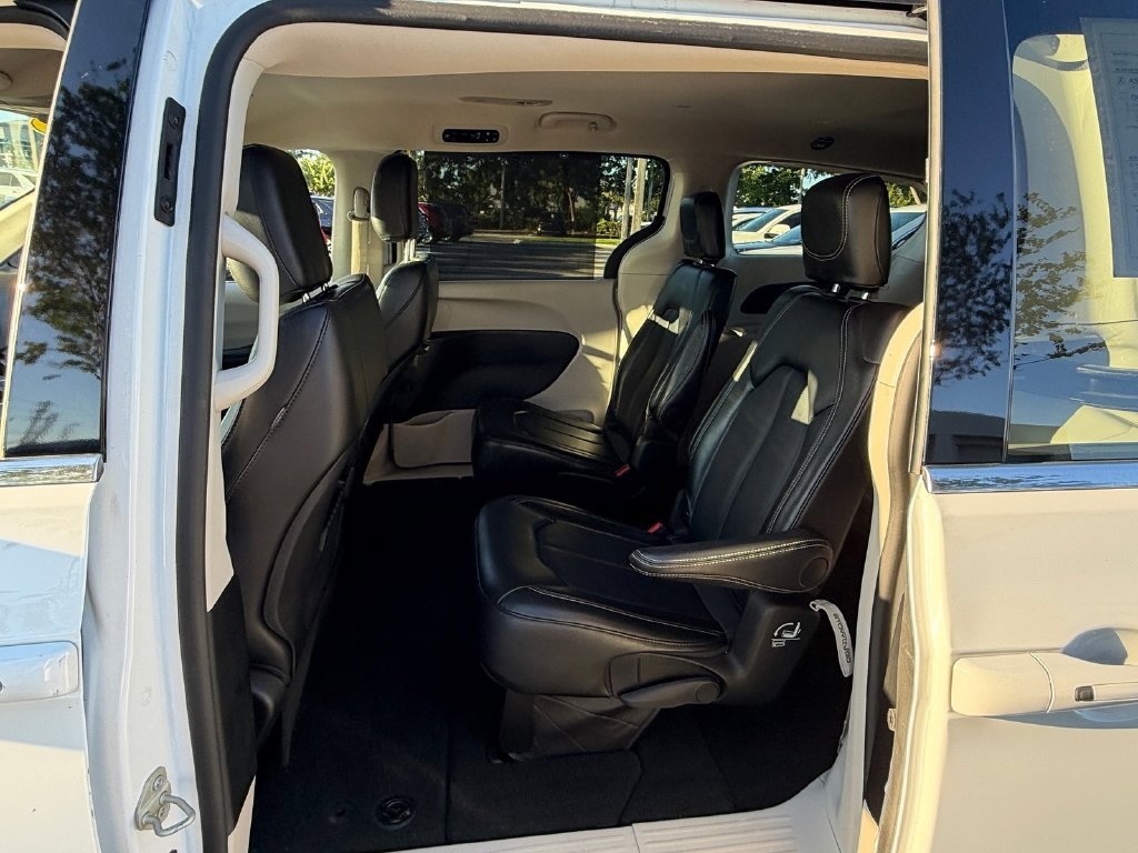 Used 2024 Chrysler Pacifica Touring-L FWD image 10