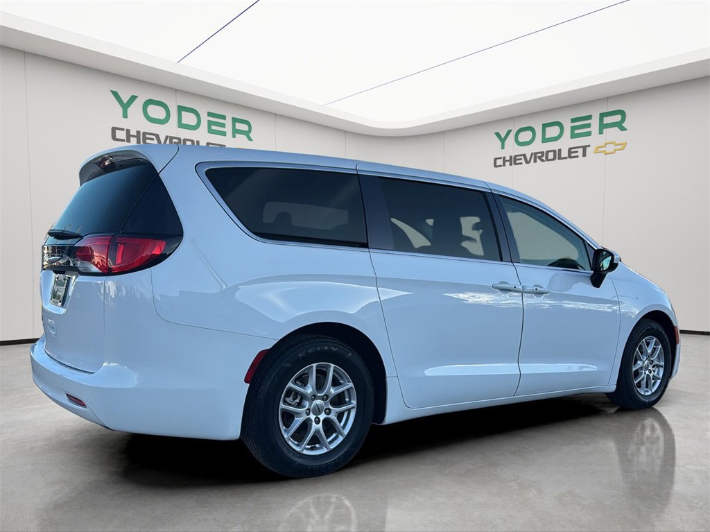 Used 2022 Chrysler Voyager LX image 6