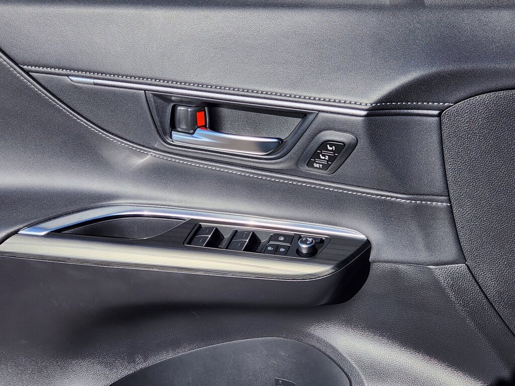 Used 2024 Toyota Venza Nightshade image 7