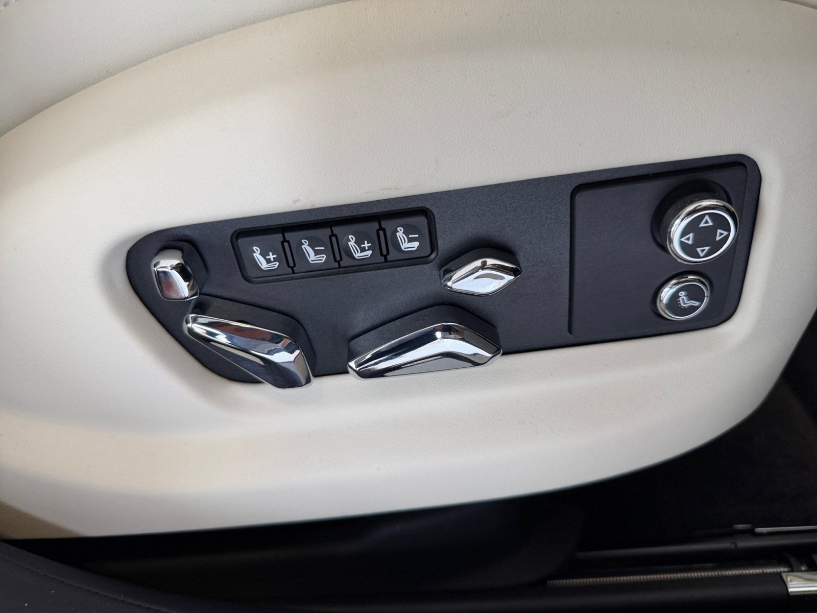 Used 2024 Bentley Flying Spur V8 AWD/4WD image 16