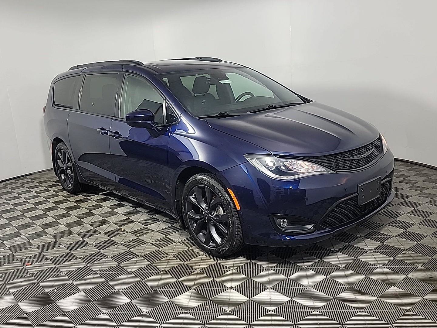 Used 2019 Chrysler Pacifica Touring-L Plus w/ Advanced Safetytec Group FWD image 1