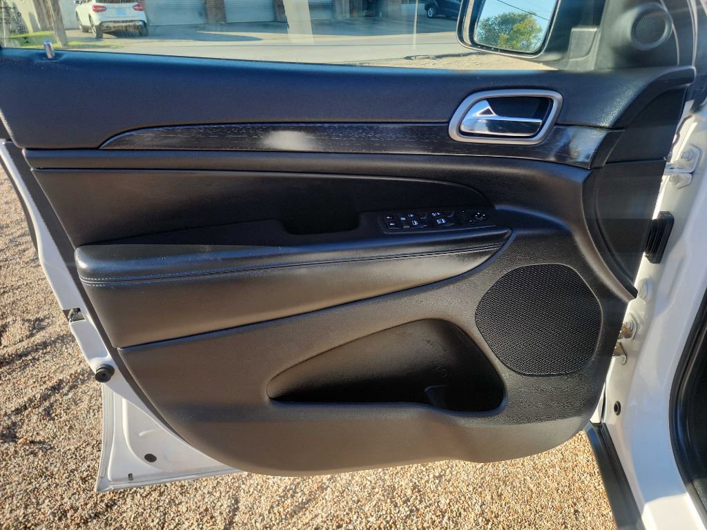 Used 2018 Jeep Grand Cherokee Laredo AWD/4WD image 13
