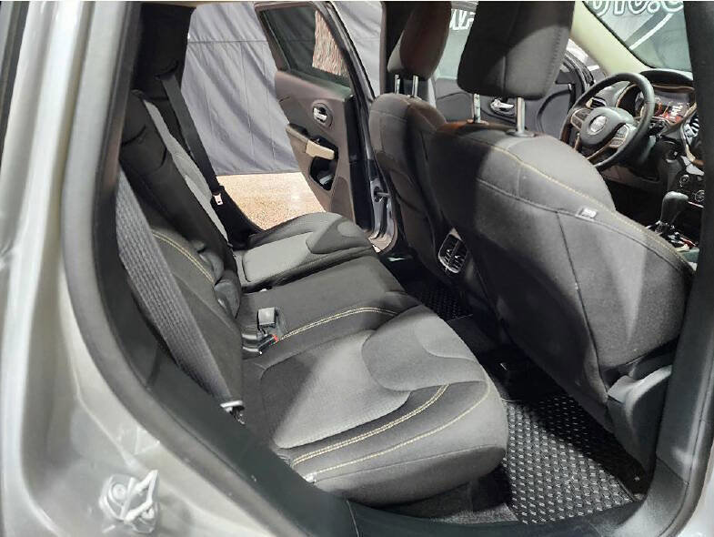 Used 2017 Jeep Cherokee Latitude w/ Comfort/Convenience Group image 11