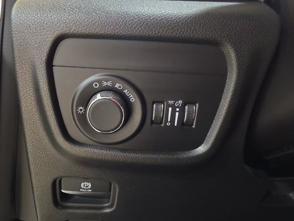 Certified 2024 Jeep Grand Cherokee Laredo AWD/4WD image 18