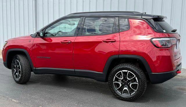 Used 2025 Jeep Compass Trailhawk image 2