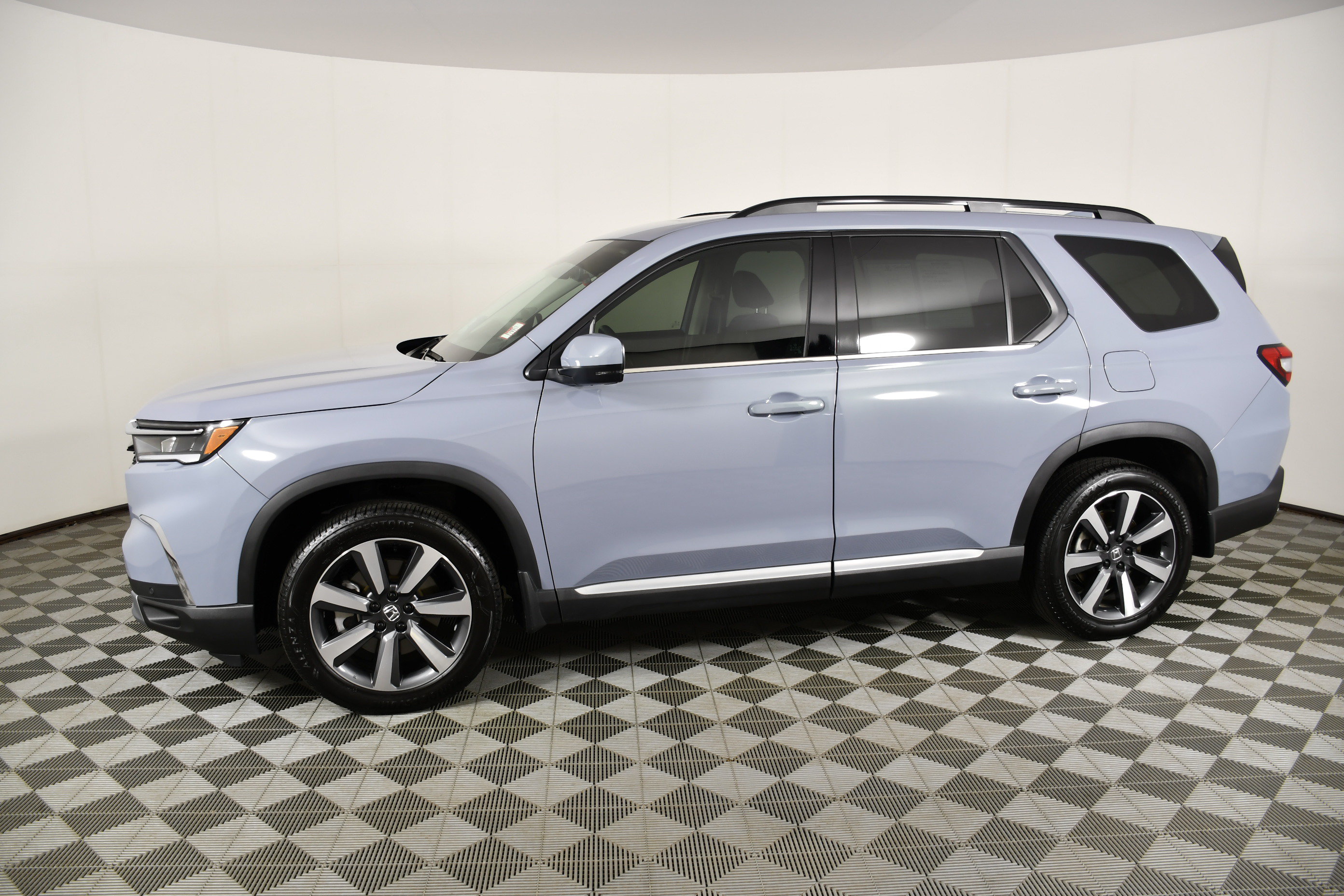Certified 2025 Honda Pilot Touring image 9