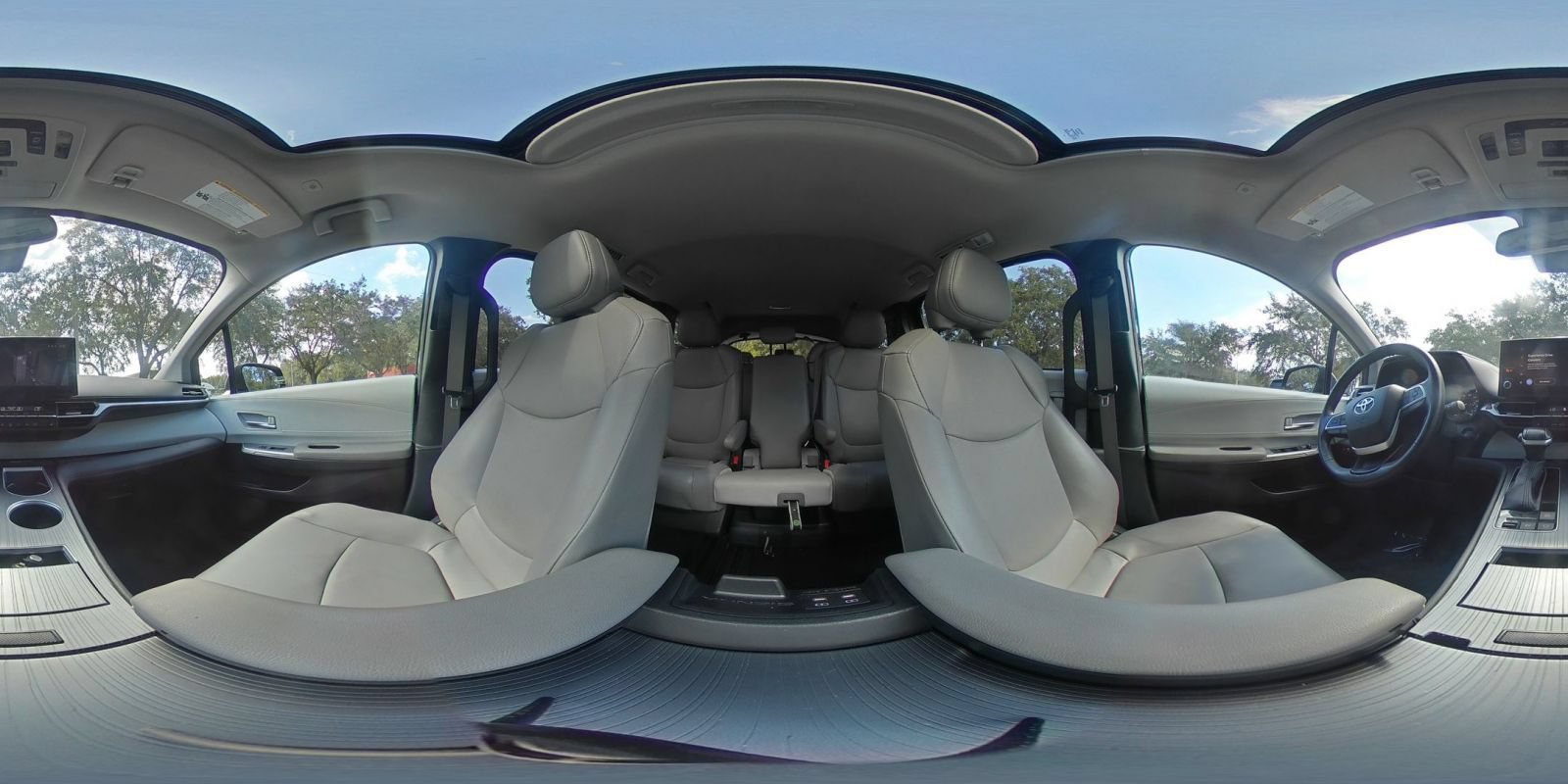Used 2025 Toyota Sienna XLE FWD image 45