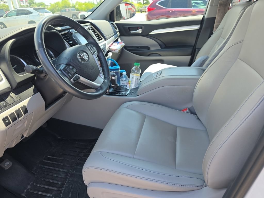 Used 2019 Toyota Highlander XLE FWD image 5