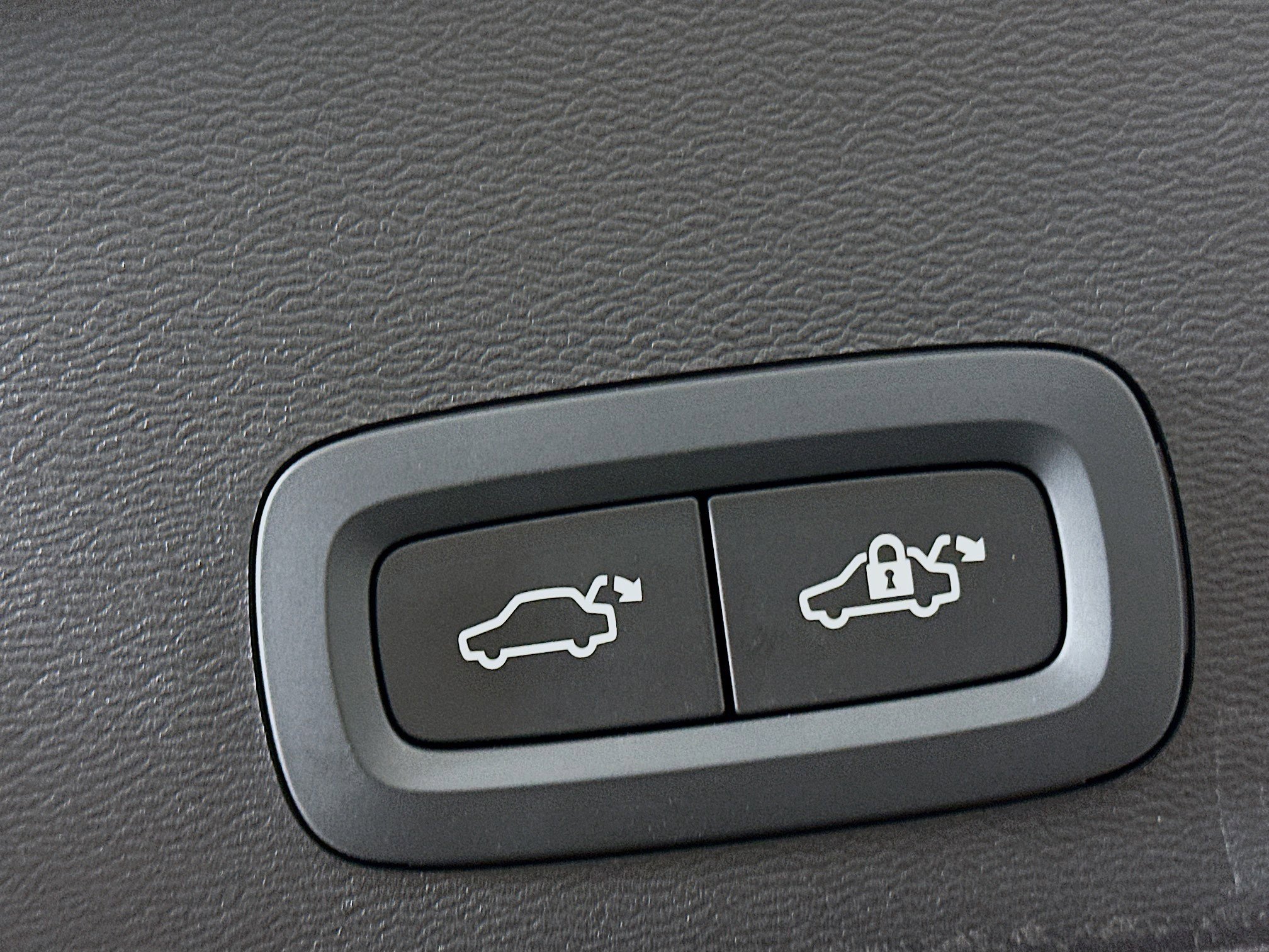 Used 2025 Volvo XC40 B5 Plus image 30