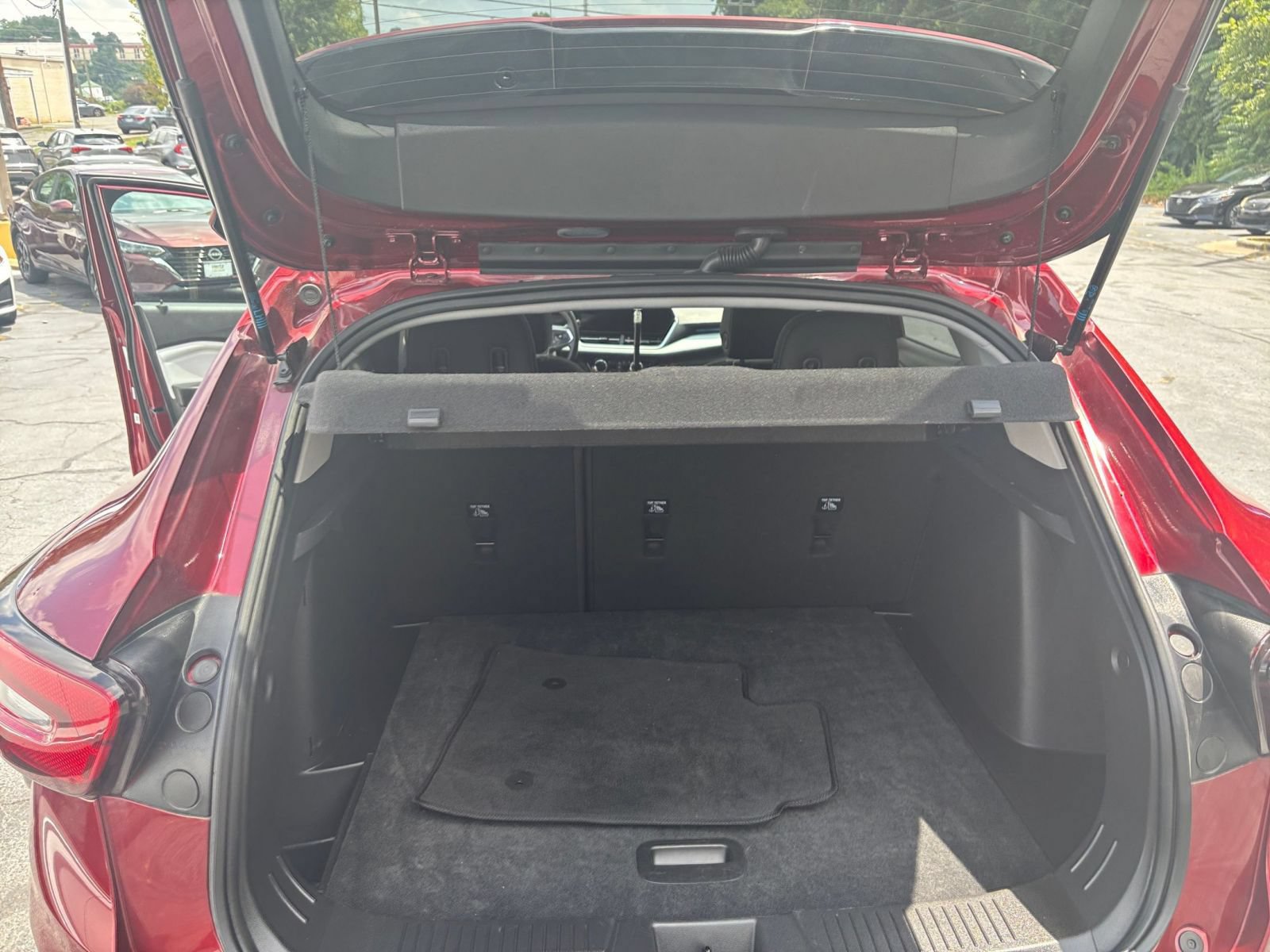 Used 2025 Chevrolet Trax LT w/ LT Convenience Package FWD image 22