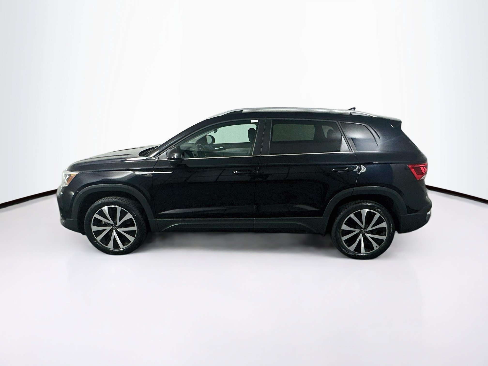 Used 2022 Volkswagen Taos SE FWD image 4