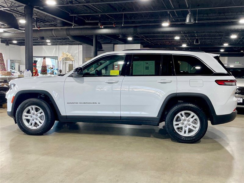 Used 2023 Jeep Grand Cherokee Laredo image 2