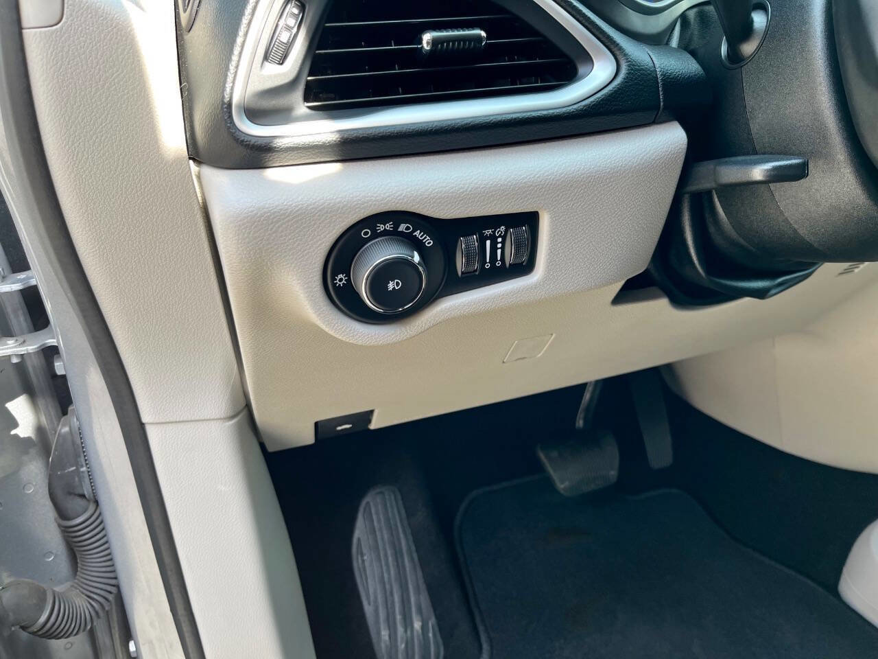 Used 2020 Chrysler Pacifica Touring-L image 37