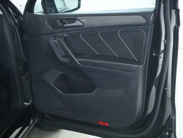 Used 2022 Volkswagen Tiguan SE w/ Panoramic Sunroof Package image 35