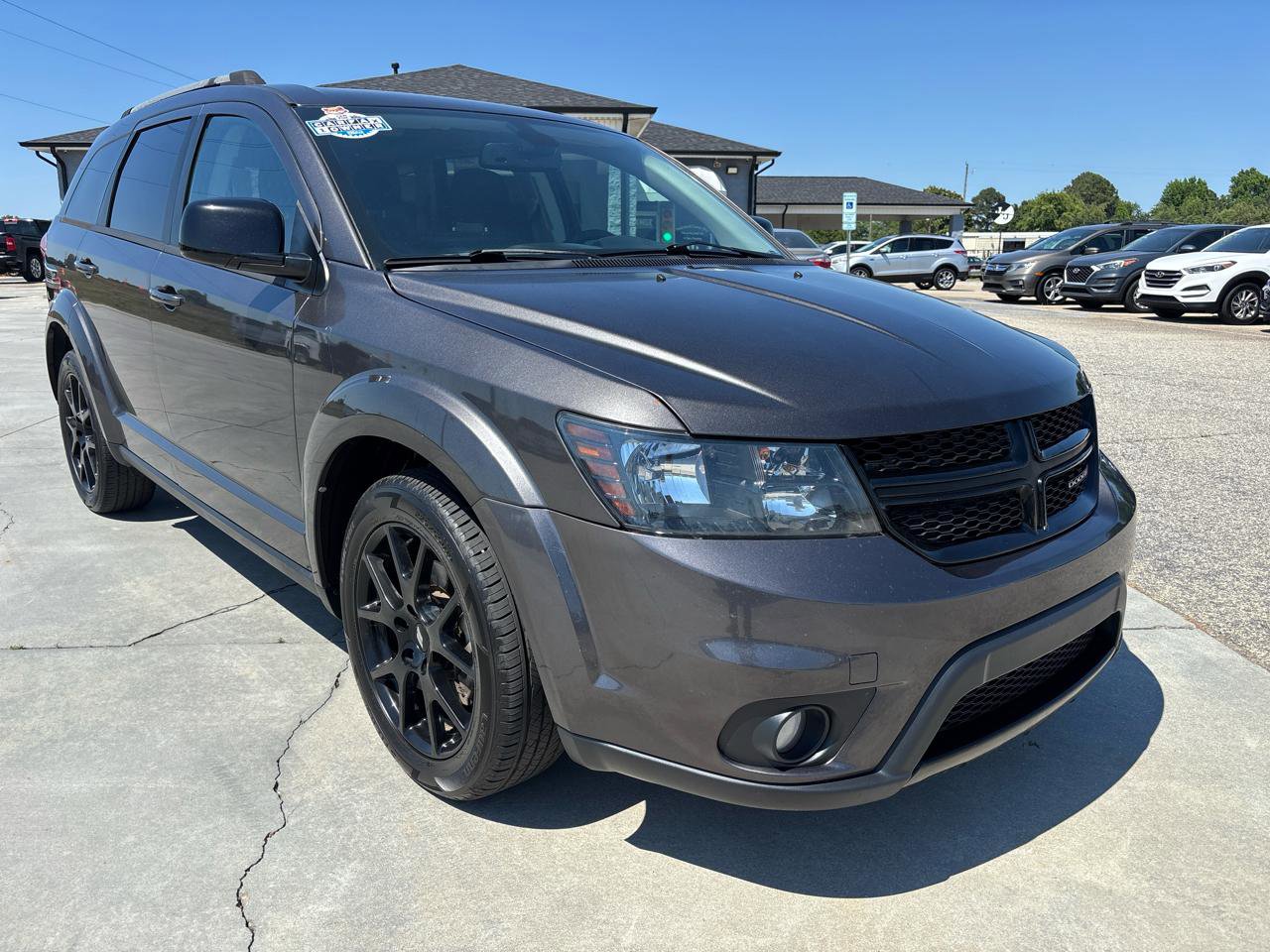 Used 2019 Dodge Journey SE w/ Blacktop Package FWD image 2