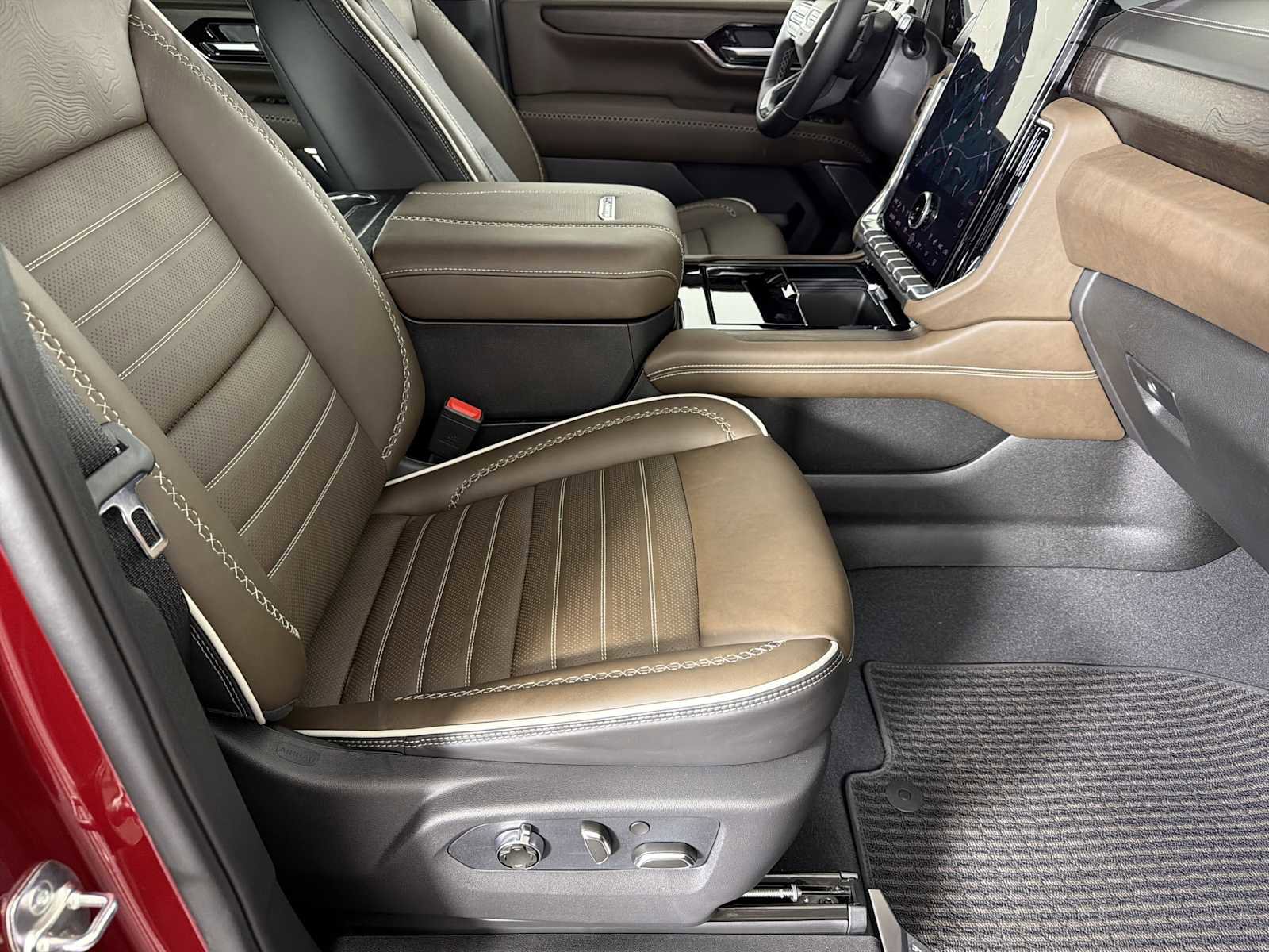 New 2026 GMC Yukon Denali Ultimate AWD/4WD image 13