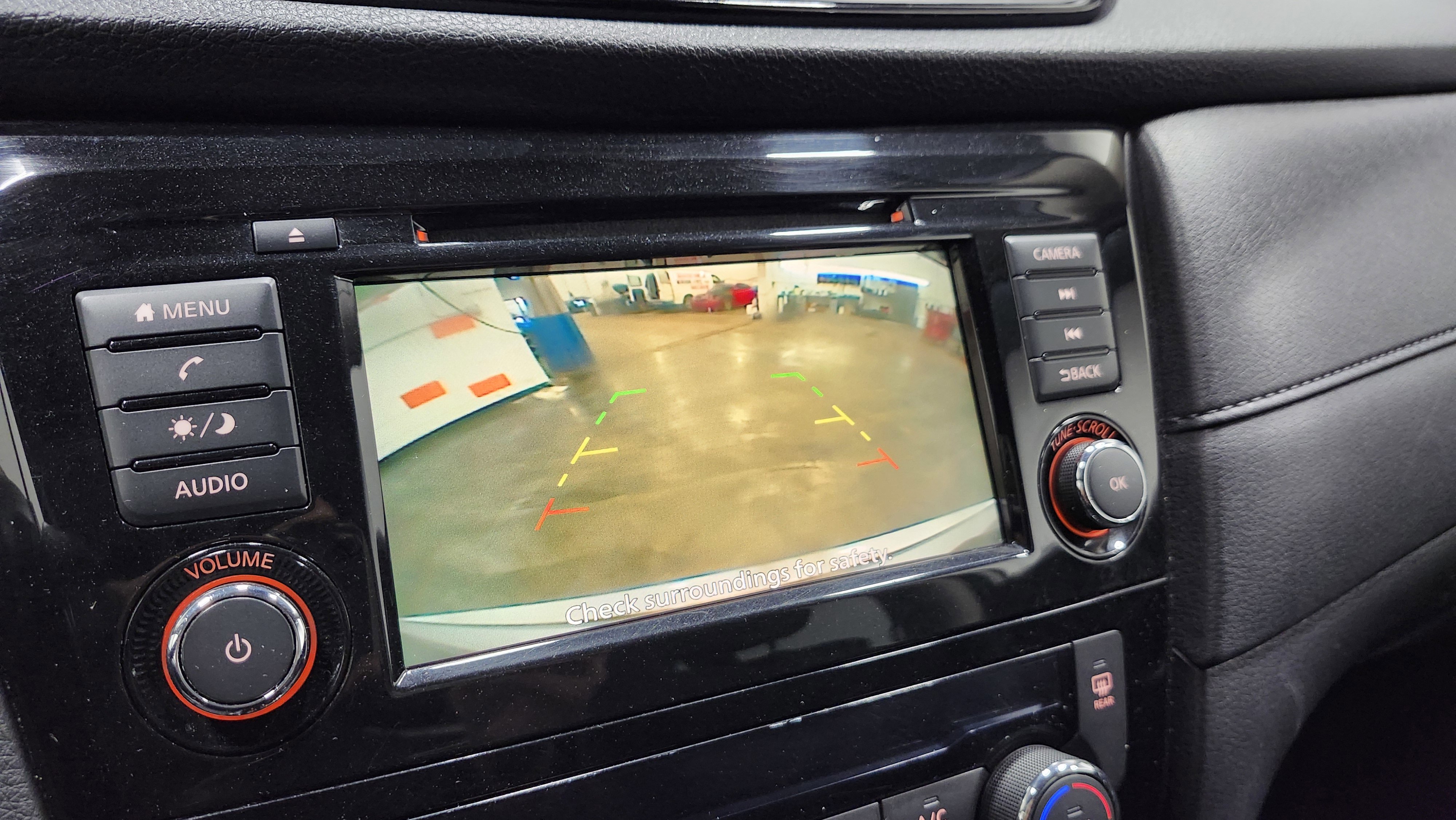 Used 2020 Nissan Rogue SV image 2