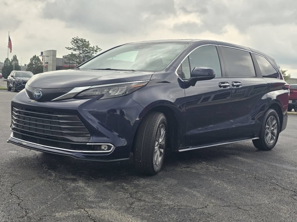 Certified 2024 Toyota Sienna XLE FWD image 12
