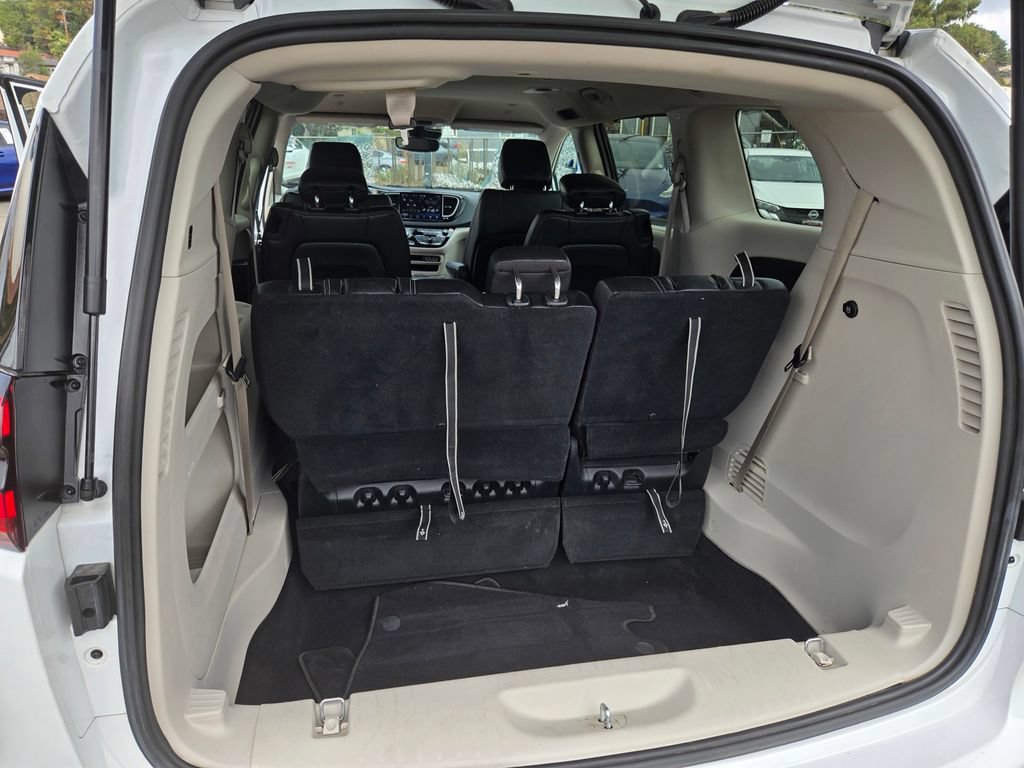 Used 2023 Chrysler Pacifica Touring-L FWD image 24
