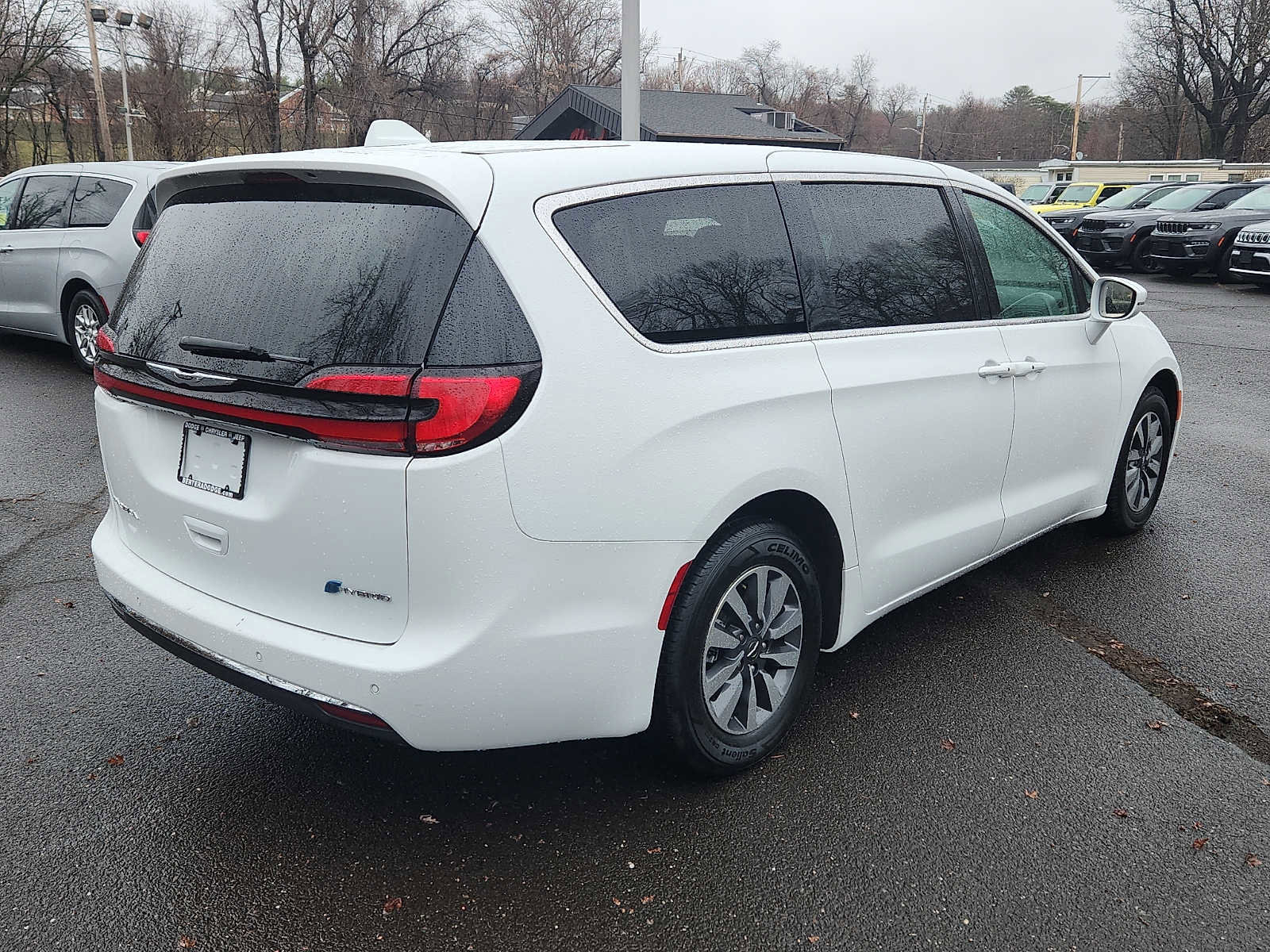 Used 2022 Chrysler Pacifica Touring-L image 6