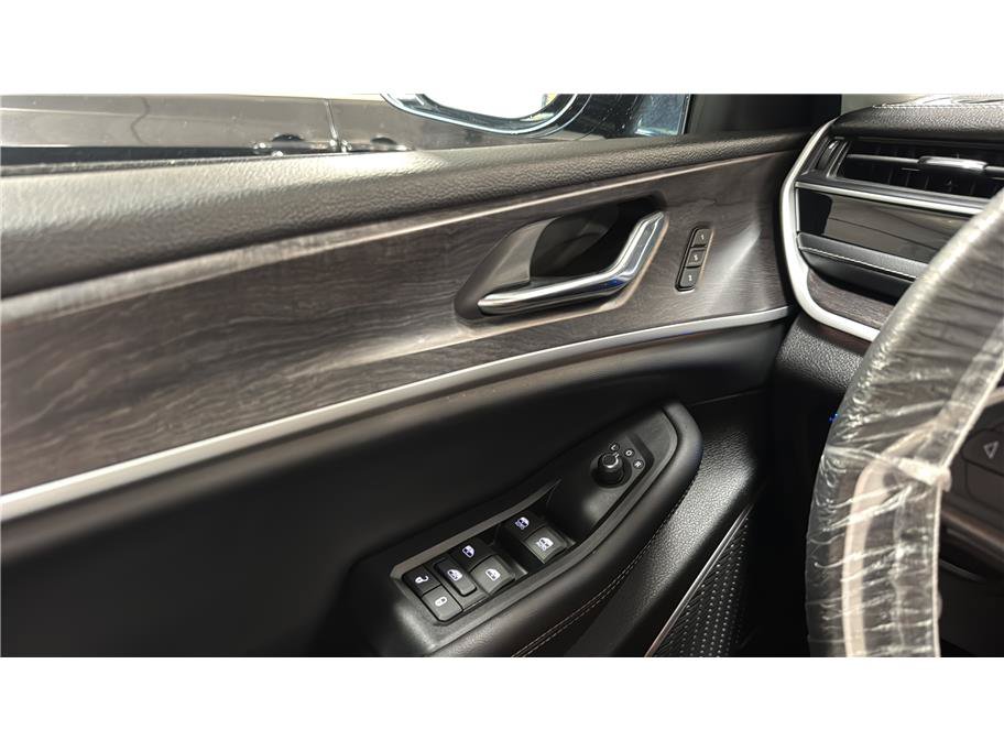 Used 2024 Jeep Grand Cherokee Limited 4xe AWD/4WD image 38