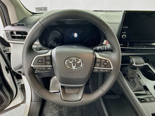 Used 2025 Toyota Sienna XLE FWD image 11