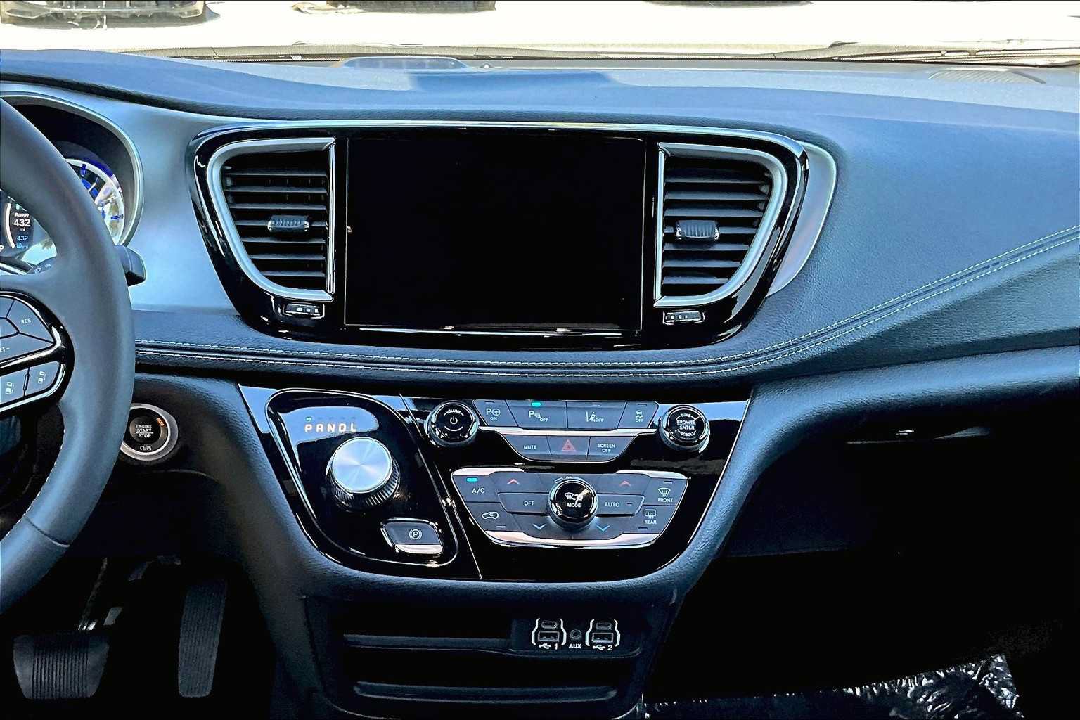 Used 2024 Chrysler Pacifica Limited FWD image 7