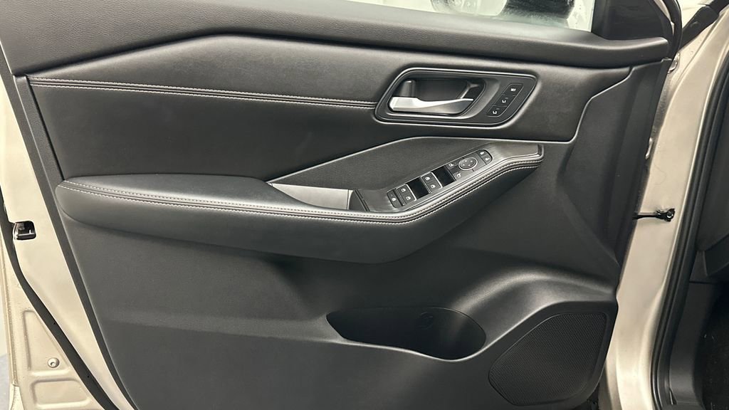 Used 2025 Nissan Rogue SL w/ SL Premium Package image 14