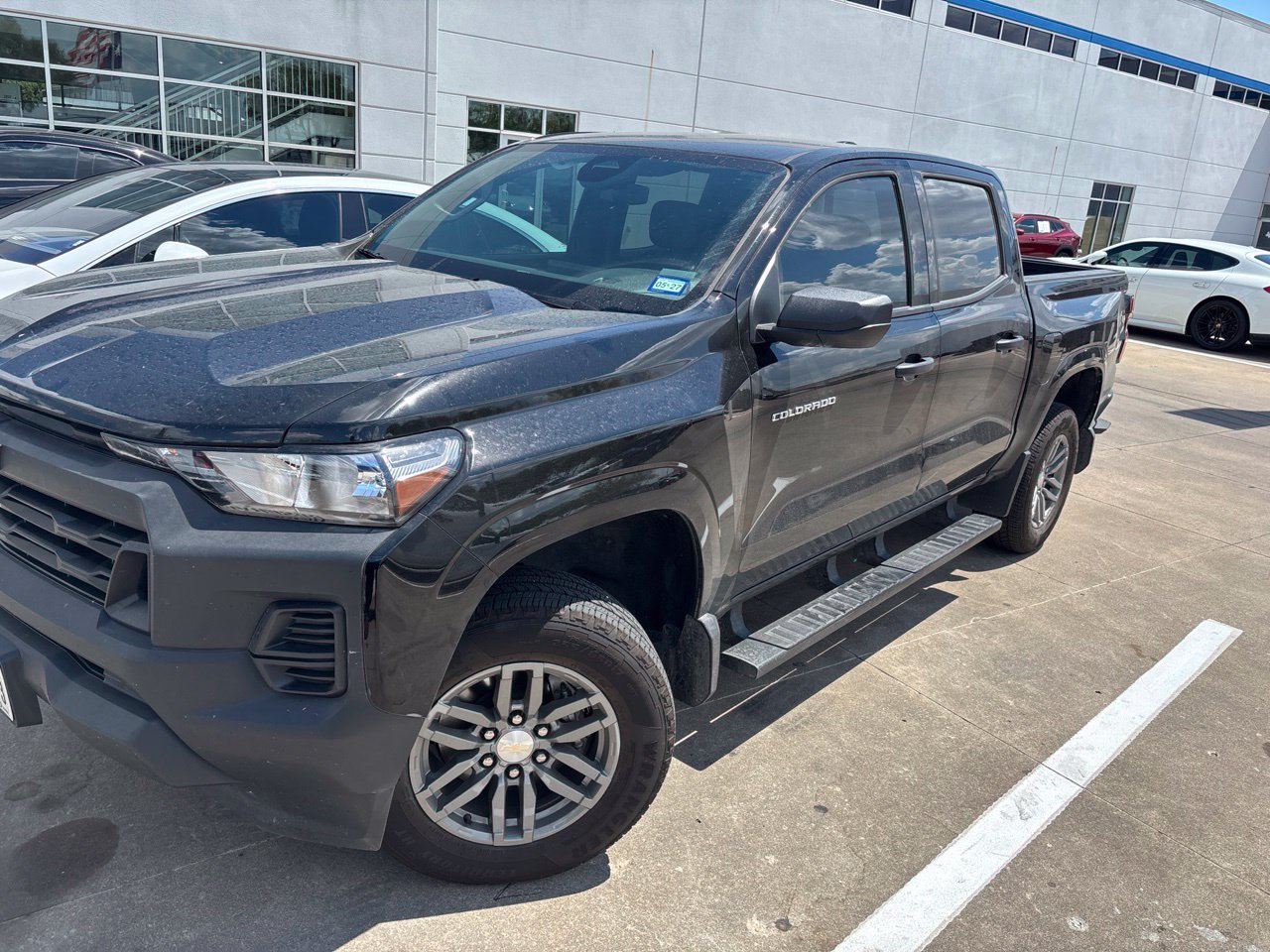 Used 2025 Chevrolet Colorado W/T RWD image 1