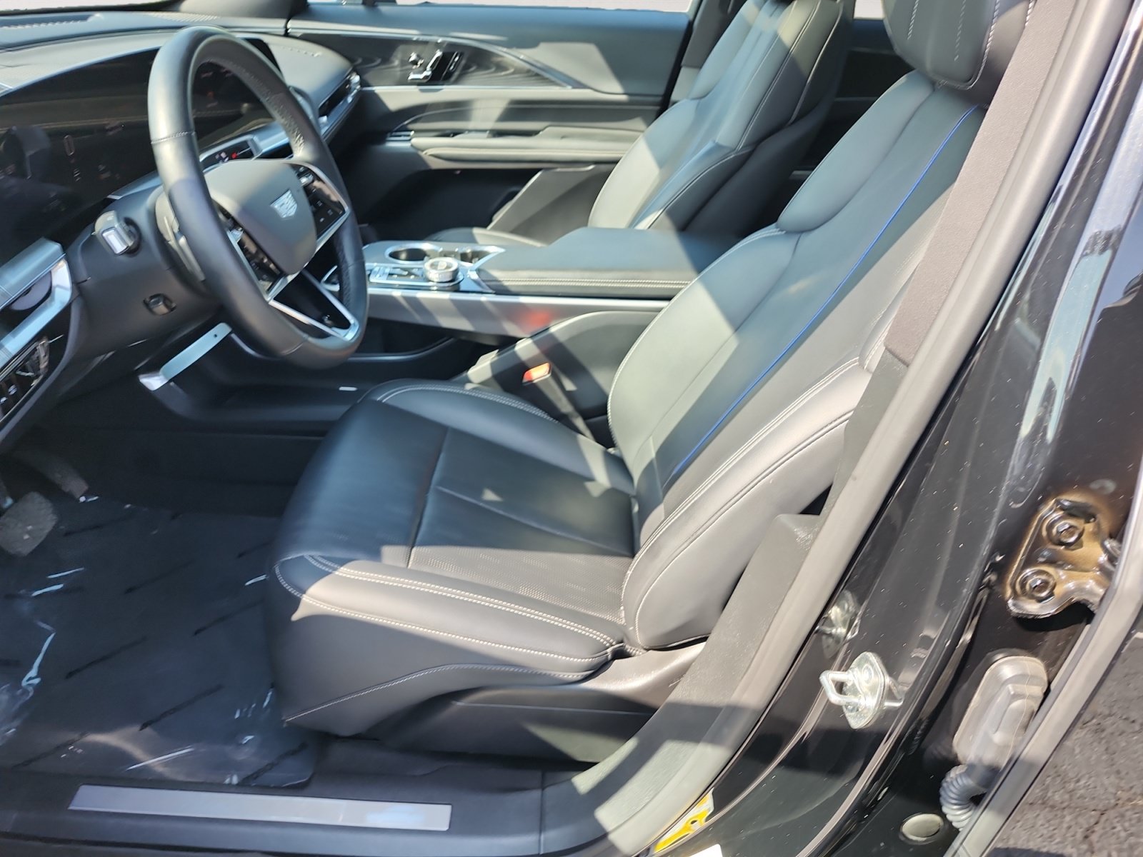Used 2024 Cadillac Lyriq Luxury AWD/4WD image 9