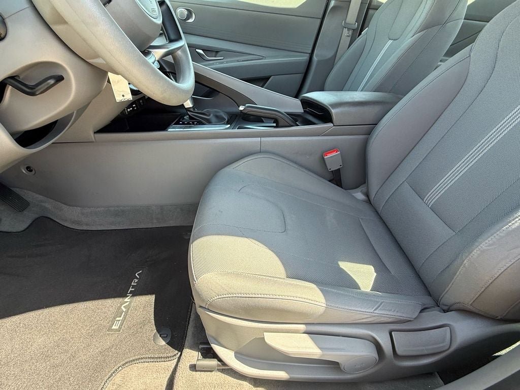 Used 2024 Hyundai Elantra SE FWD image 12