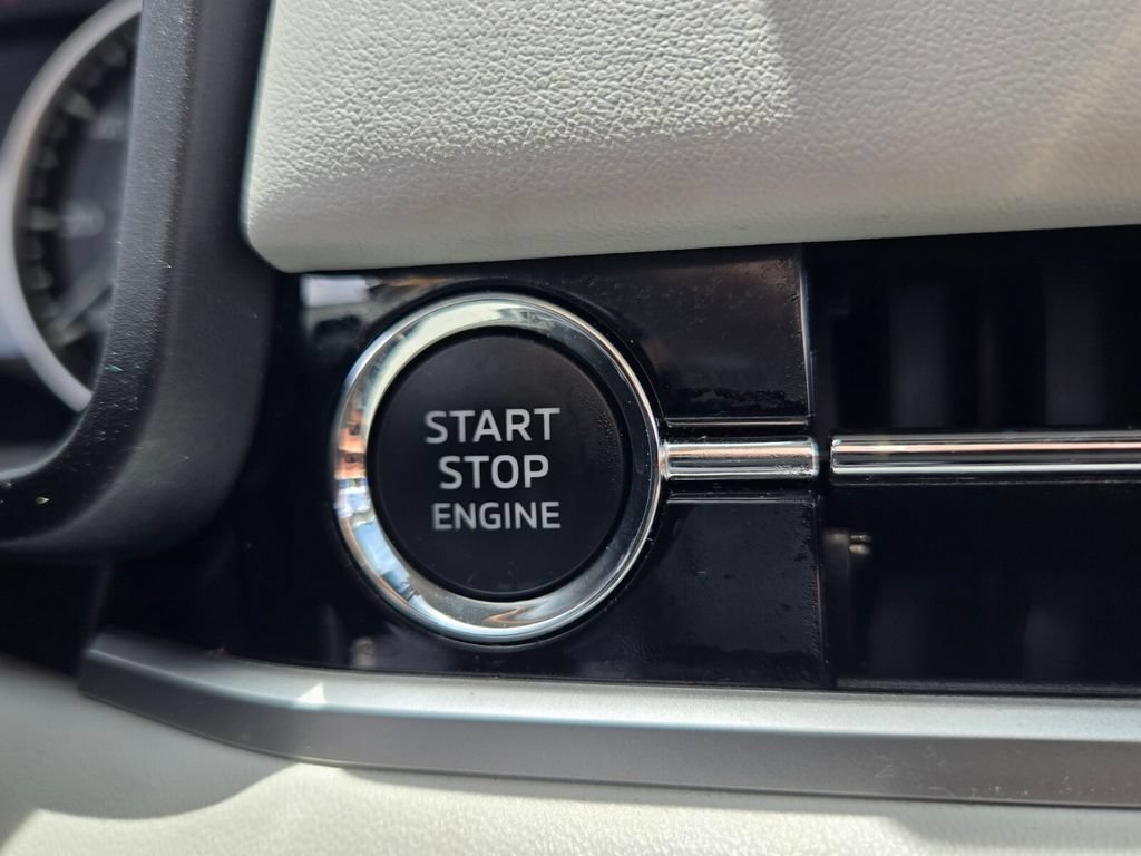 Used 2025 Mitsubishi Outlander SE FWD image 23