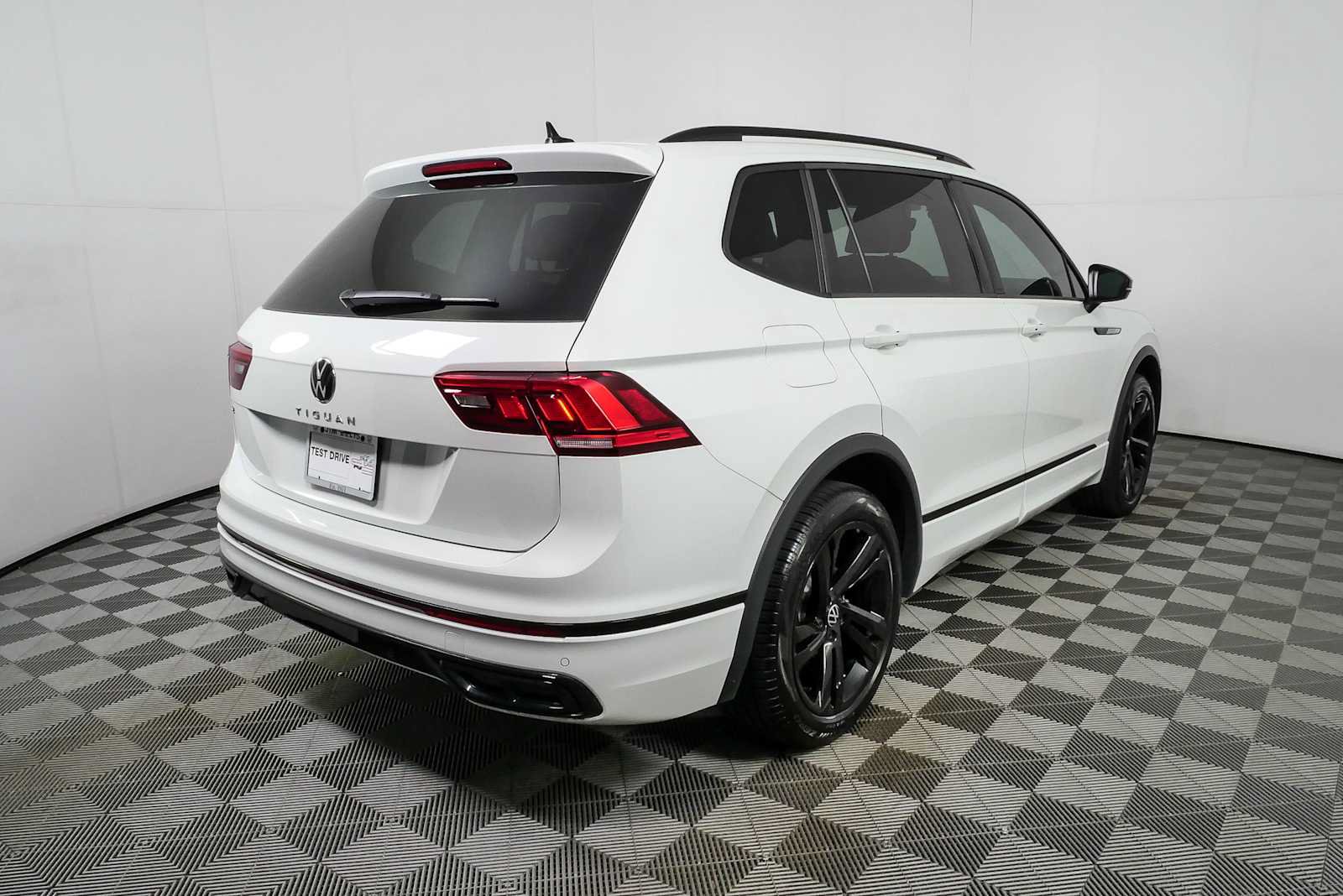 Certified 2023 Volkswagen Tiguan SE R-Line FWD image 6
