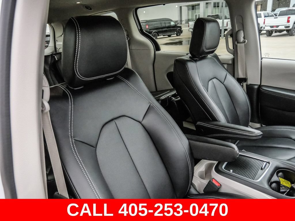 Used 2024 Chrysler Pacifica Touring-L AWD/4WD image 15
