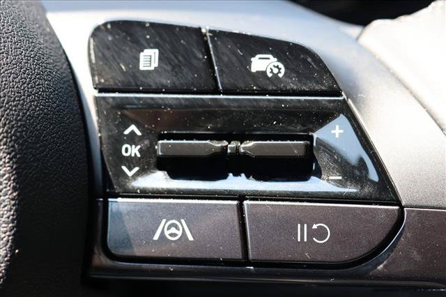 Used 2025 Hyundai Elantra Sport FWD image 16