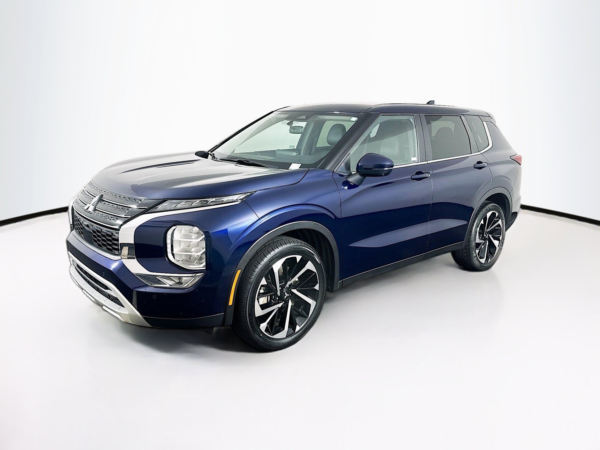 Used 2024 Mitsubishi Outlander SE FWD image 3