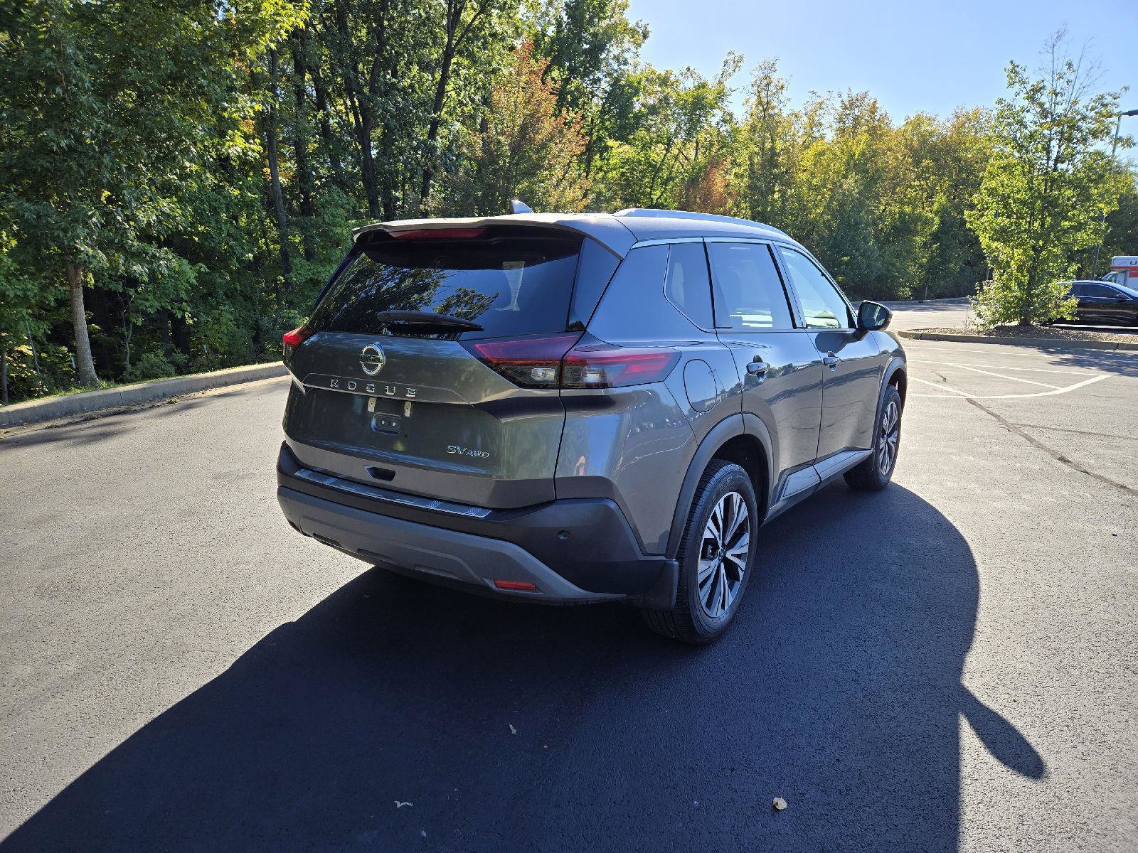 Used 2021 Nissan Rogue SV w/ Premium Package AWD/4WD image 3