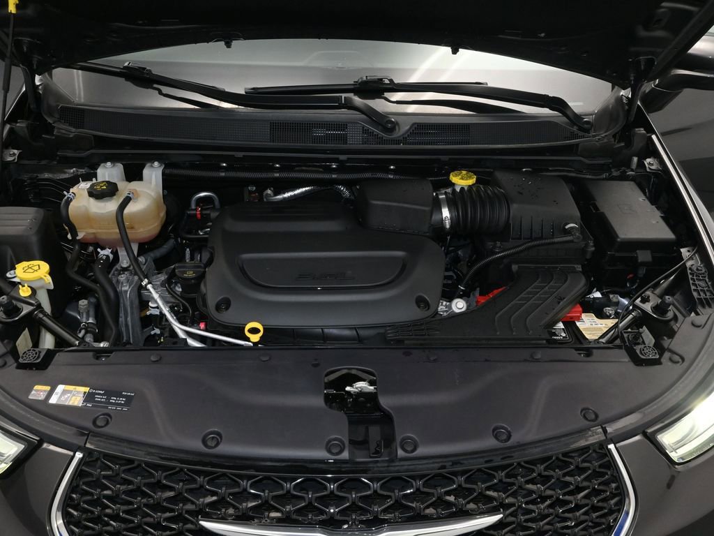 Used 2022 Chrysler Pacifica Touring-L image 13