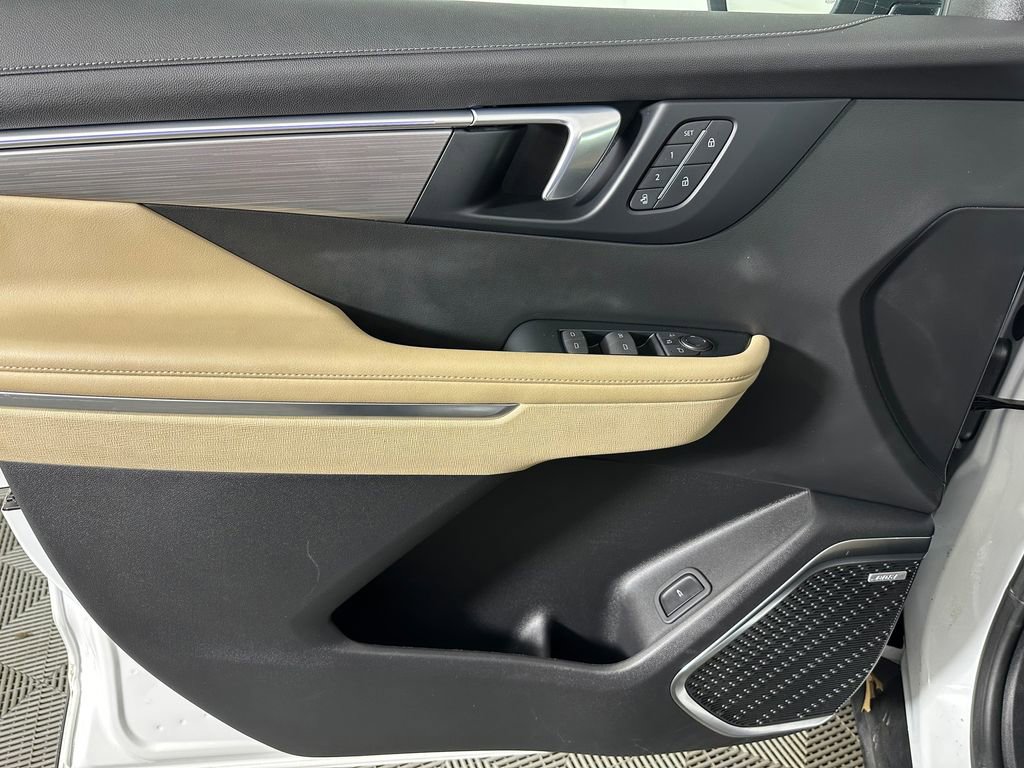 Used 2025 Buick Enclave Preferred w/ Power Package image 27