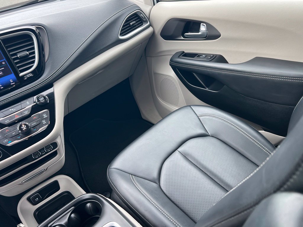 Used 2024 Chrysler Pacifica Limited FWD image 16