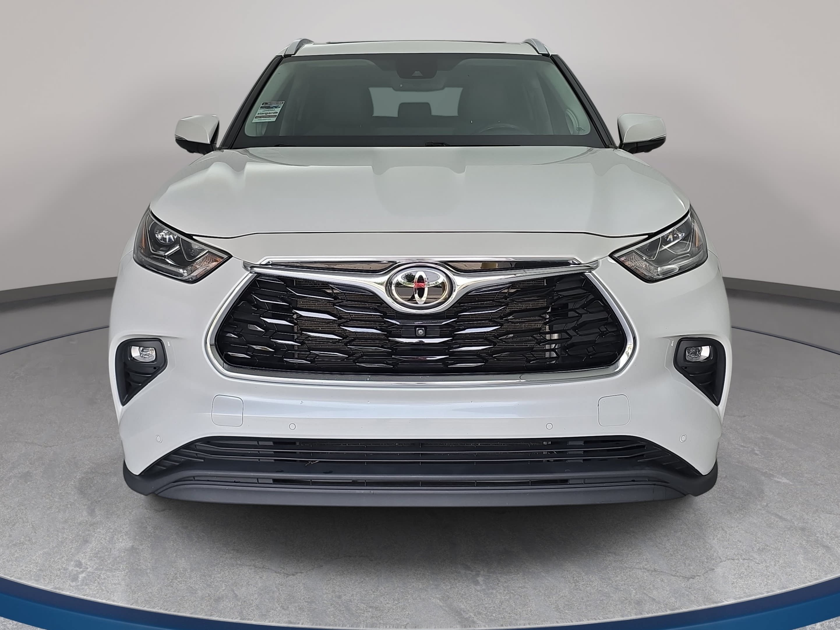 Used 2023 Toyota Highlander Limited FWD image 2