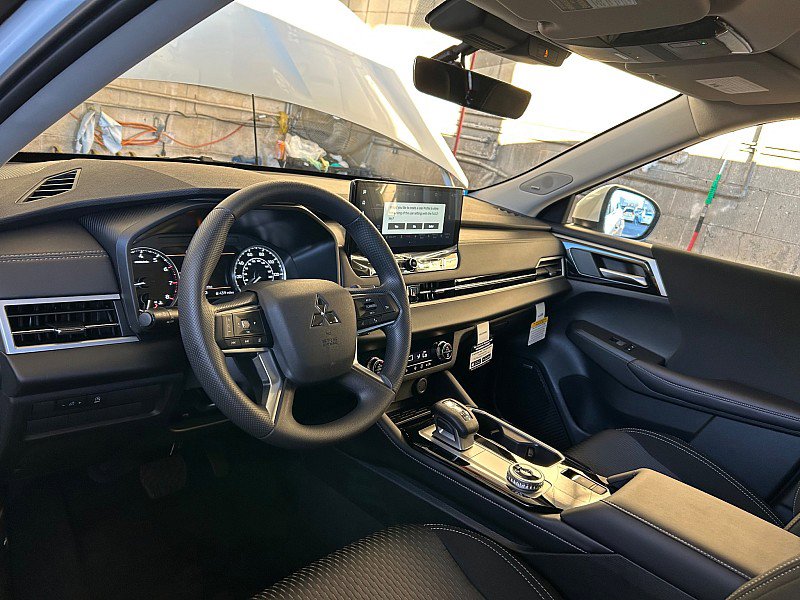 New 2026 Mitsubishi Outlander SE FWD image 18