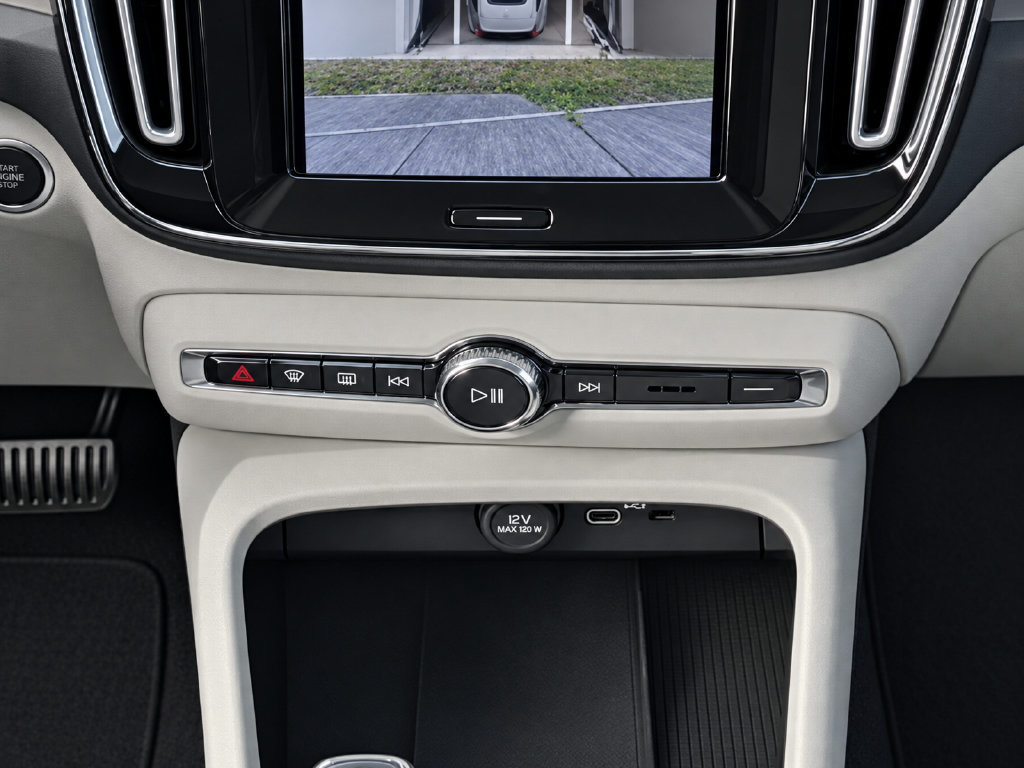 Certified 2023 Volvo XC40 B4 Ultimate w/ Protection Package Premier FWD image 10