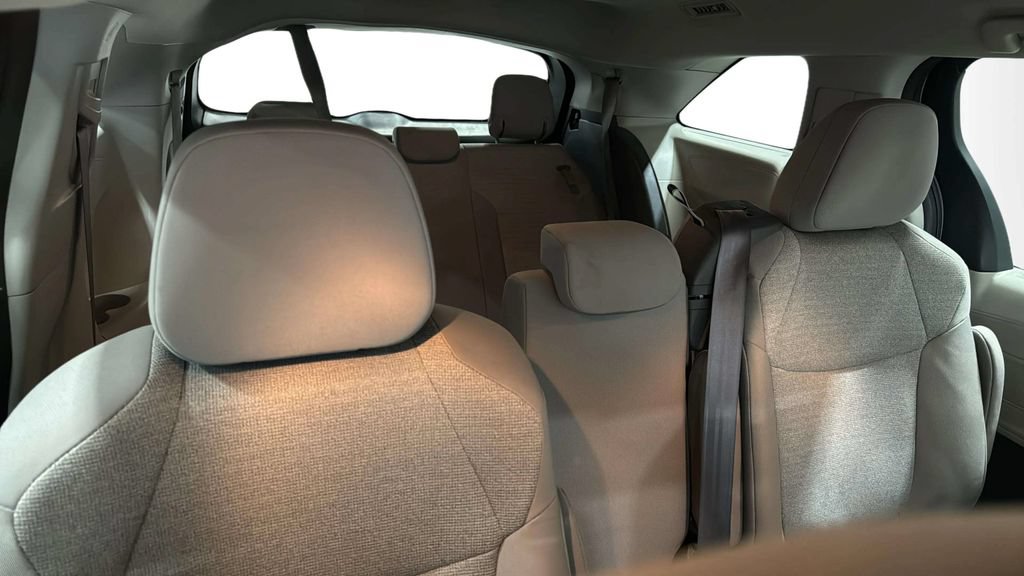 Used 2024 Toyota Sienna LE FWD image 15
