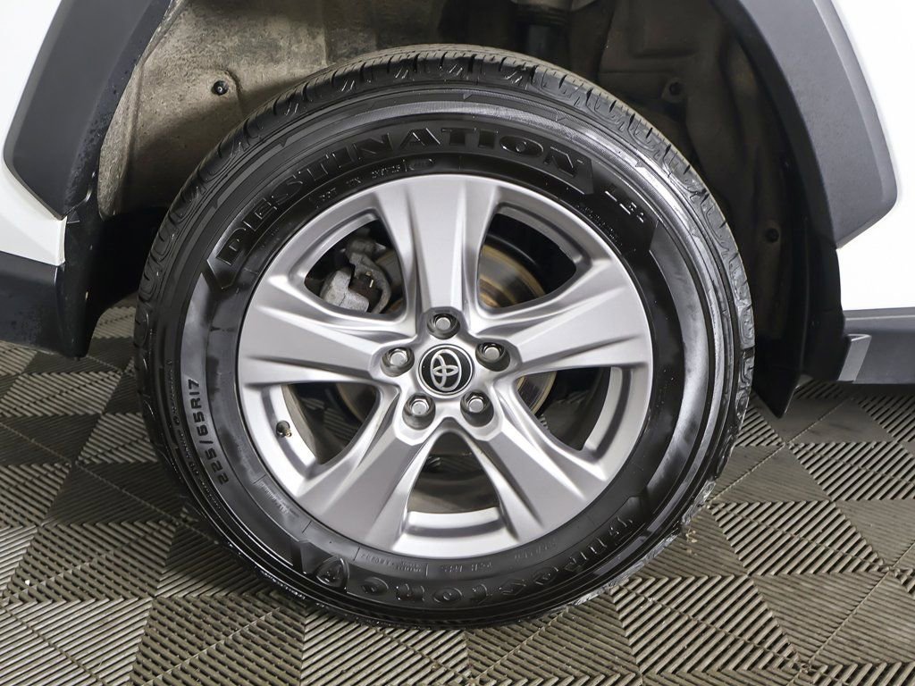 Used 2025 Toyota RAV4 XLE AWD/4WD image 19