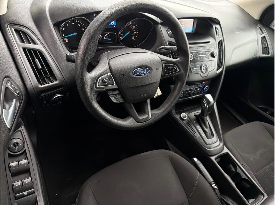 Used 2015 Ford Focus SE FWD image 2
