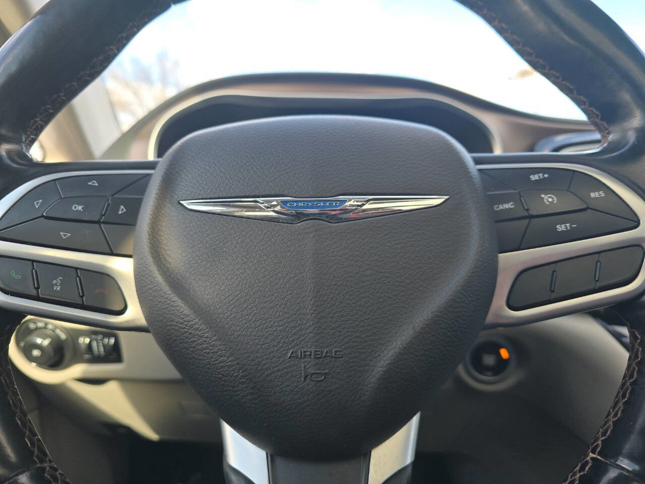 Used 2018 Chrysler Pacifica Touring-L Plus image 27