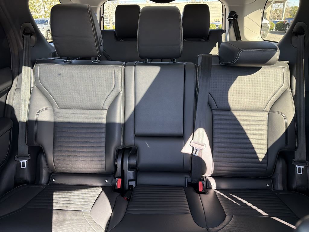 Used 2024 Land Rover Discovery S image 30