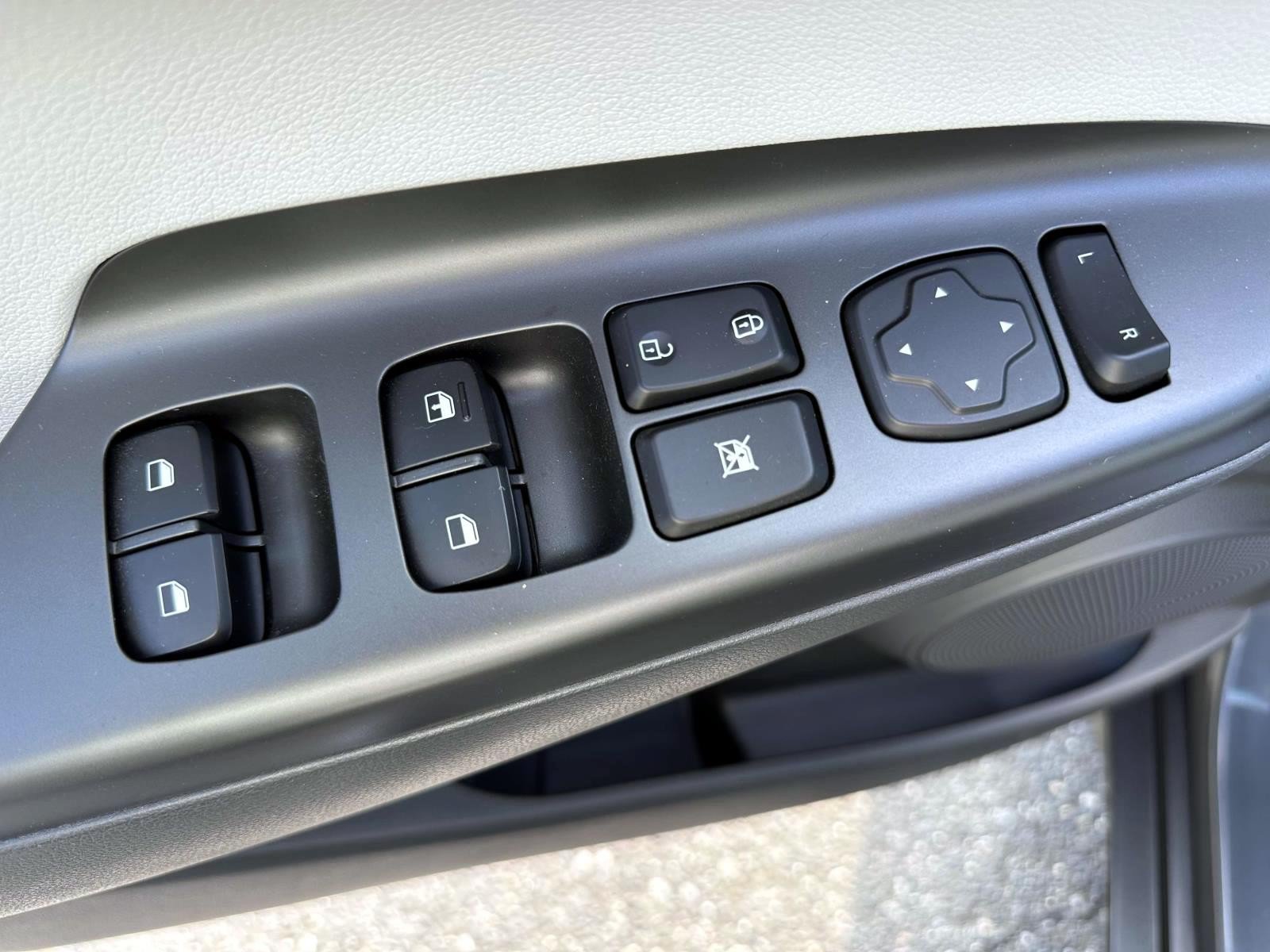 Used 2023 Hyundai Kona SE AWD/4WD image 9
